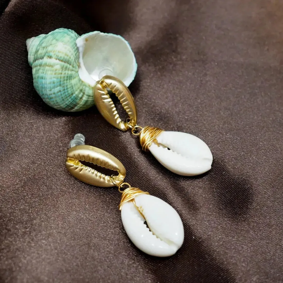 Puunoa Seashell Dangle Earrings