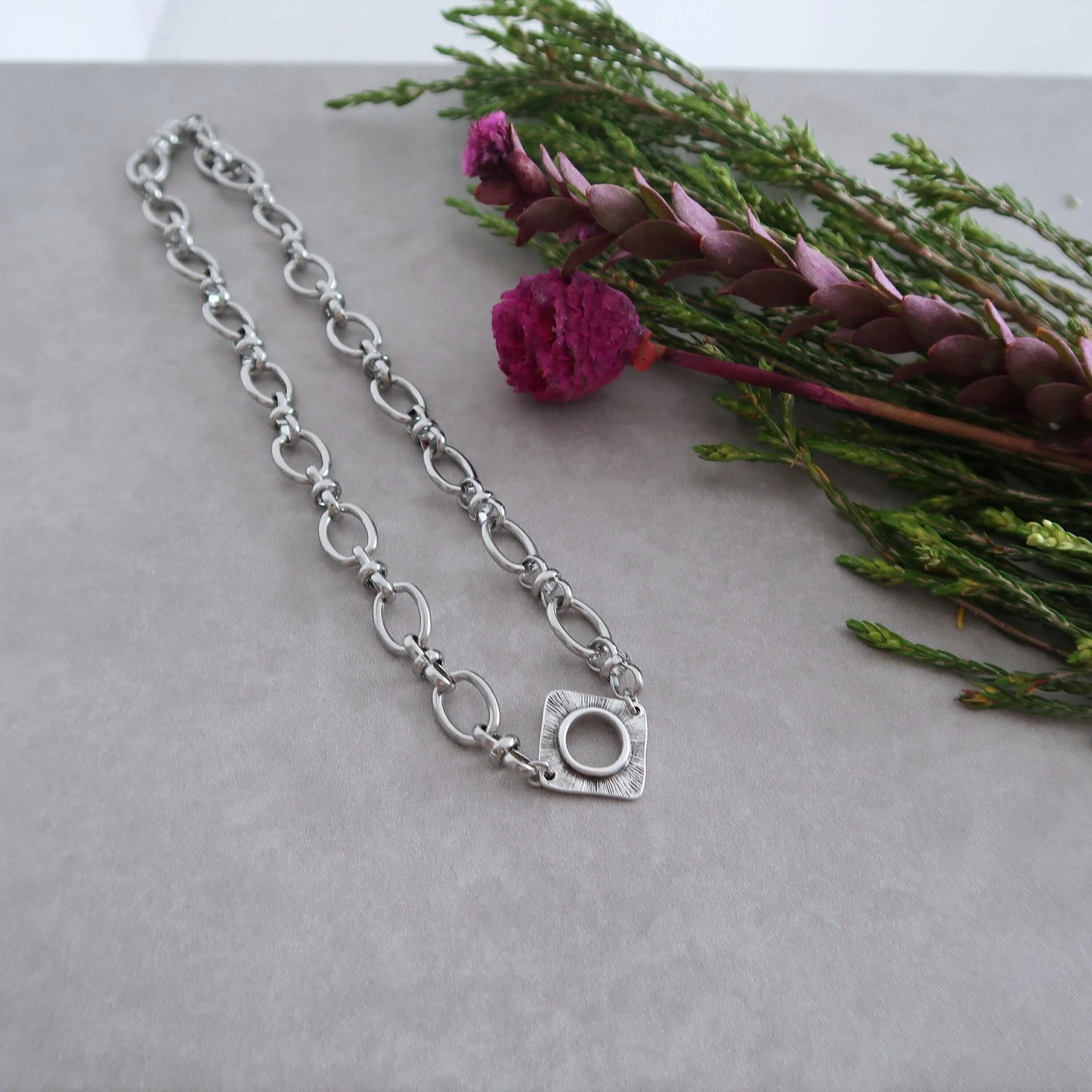 Stainless steel chunky chain choker necklace with a rhombus peendant