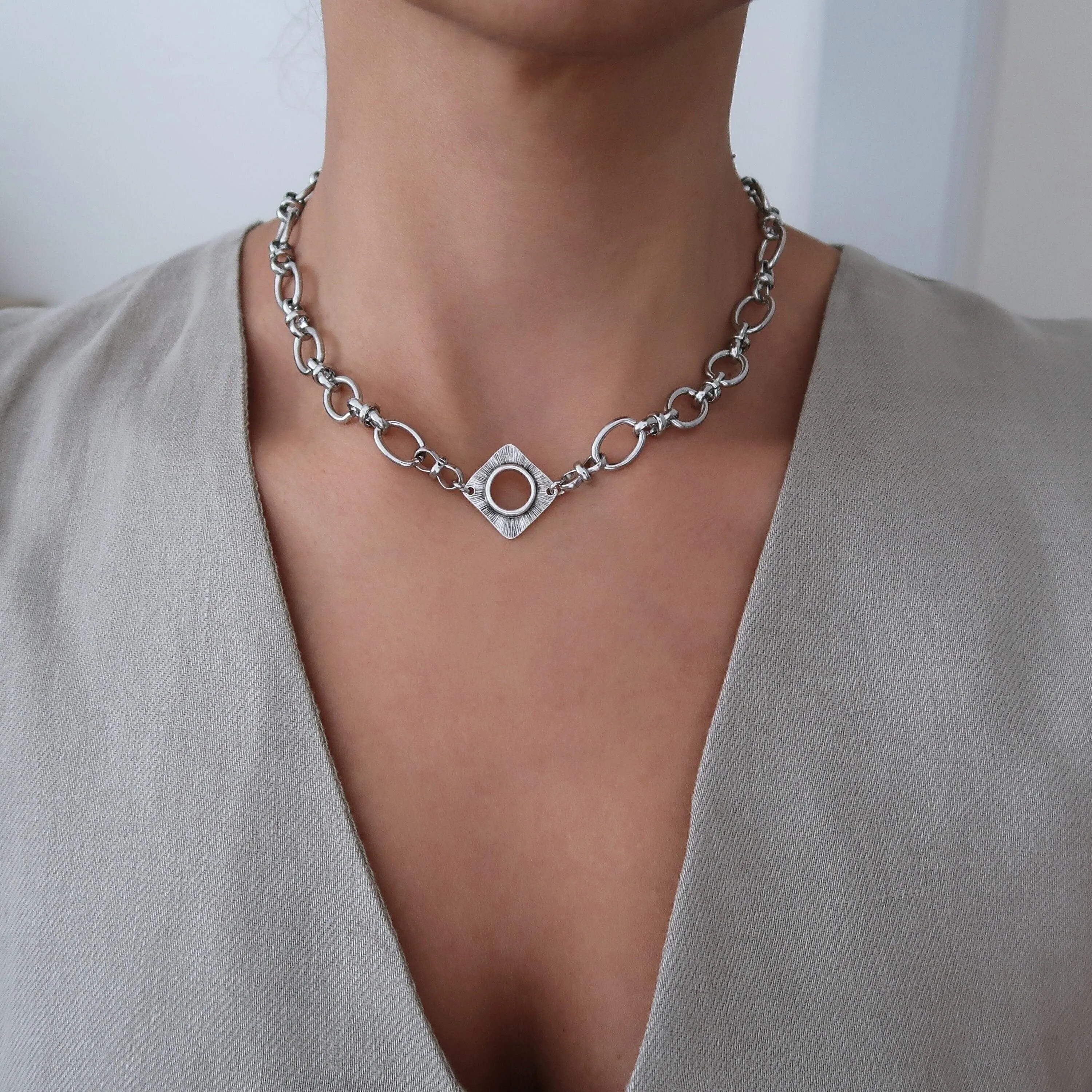 Stainless steel chunky chain choker necklace with a rhombus peendant