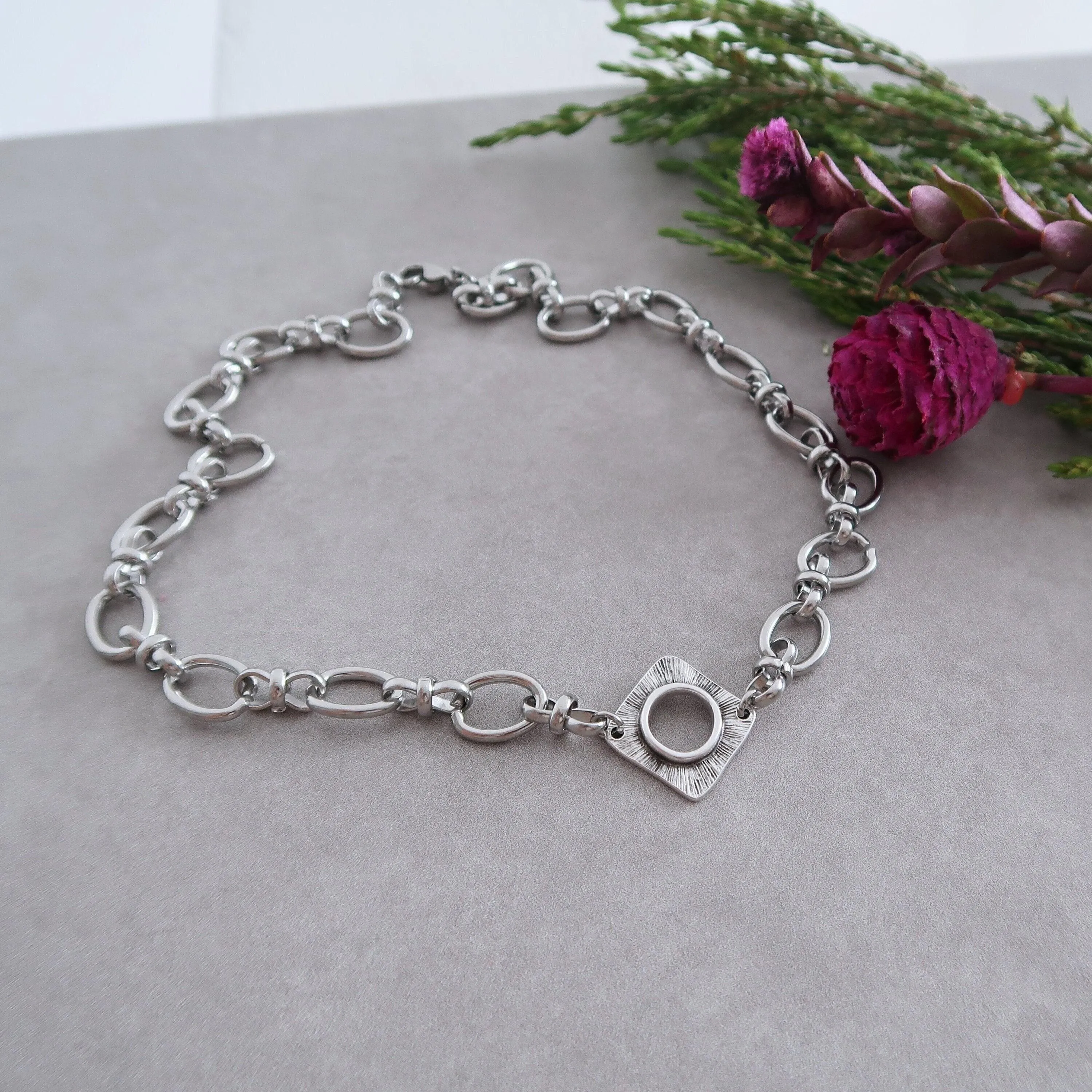 Stainless steel chunky chain choker necklace with a rhombus peendant