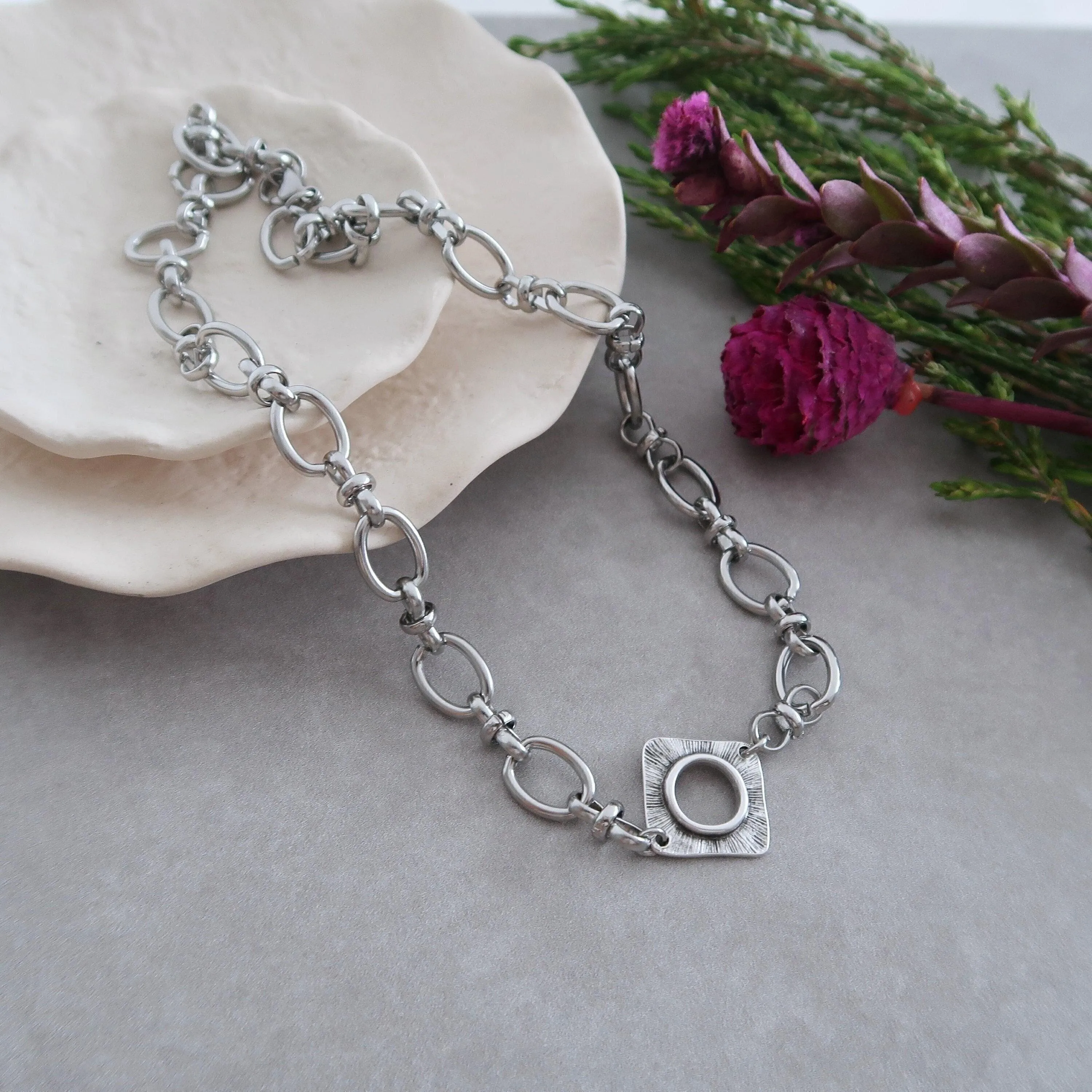 Stainless steel chunky chain choker necklace with a rhombus peendant