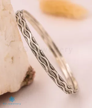 The Adya Silver Bangle (Size 2.4)